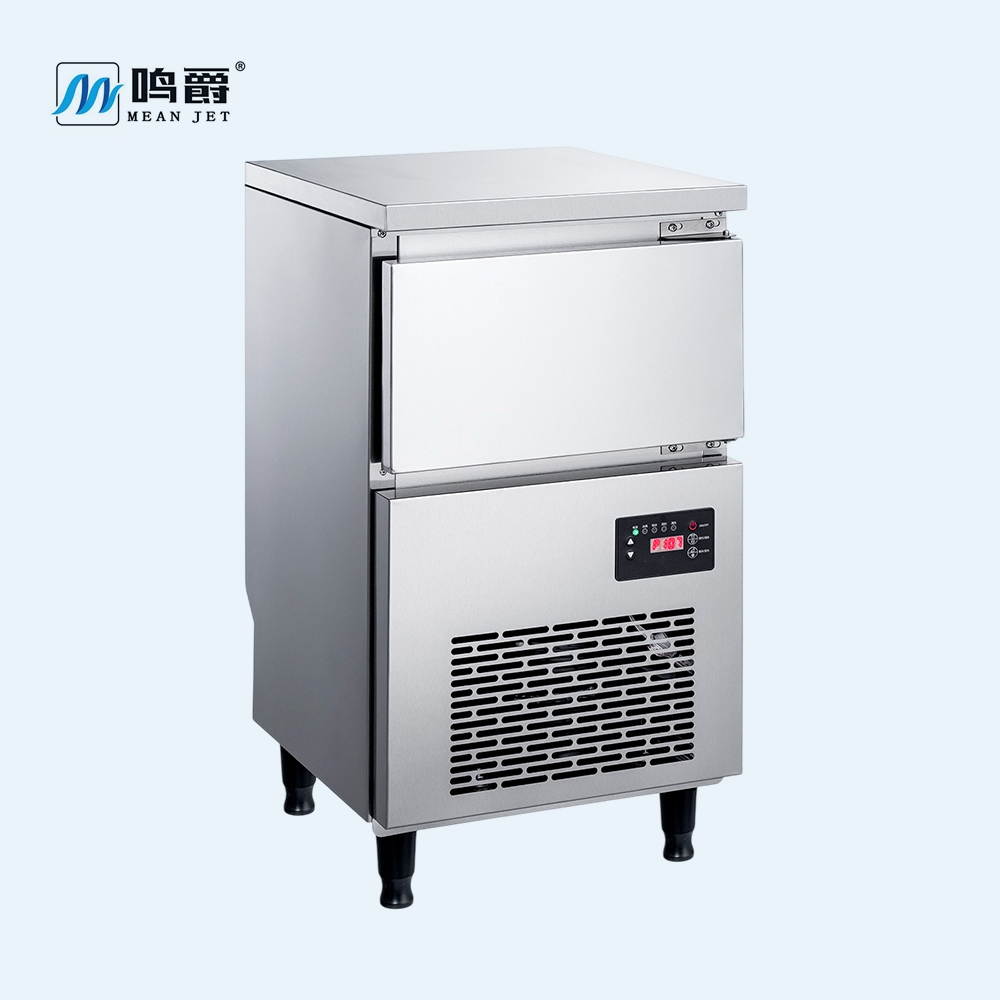 Compact cube ice maker